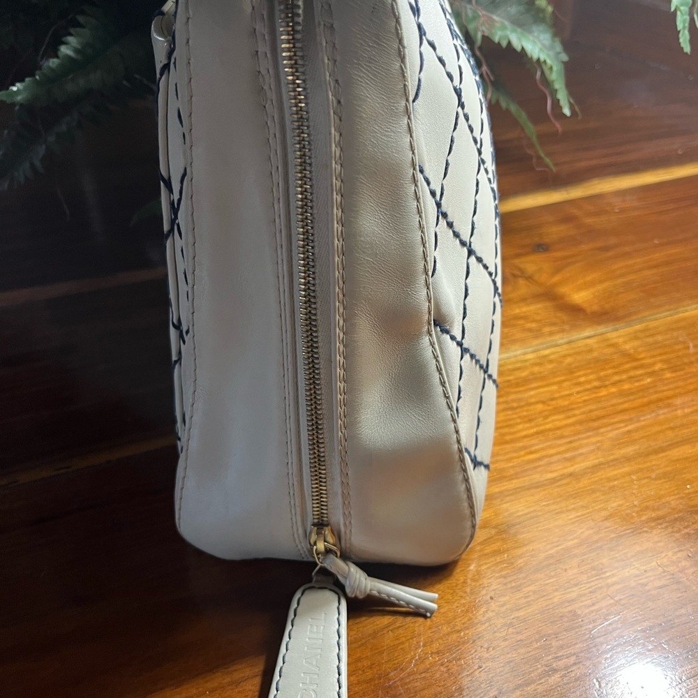 Vintage Chanel off Cream Leather Tote Bag - Picture 6 of 16